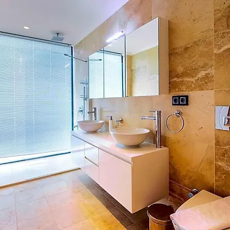 Sleeps 8 Pool Air Con Wifi