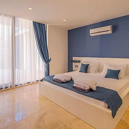 Sleeps 8 Pool Air Con Wifi *
