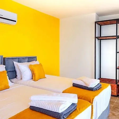 Sleeps 8 Pool Air Con Wifi