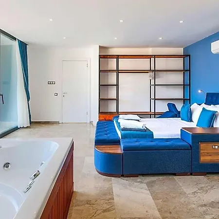 Sleeps 8 Pool Air Con Wifi *