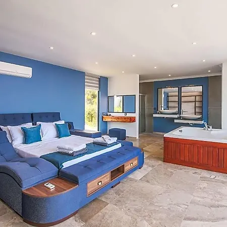 Sleeps 8 Pool Air Con Wifi